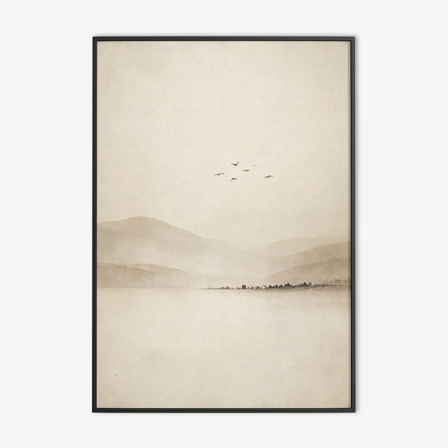 Japandi berglandschap poster in een zwarte lijst, met mistige bergen, een bomenrand op het water en vogels in een beige lucht